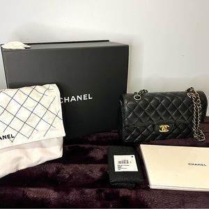NEW WITH BOX 🖤 Small Classic Double-Flap Chanel purse in Black Caviar 🖤